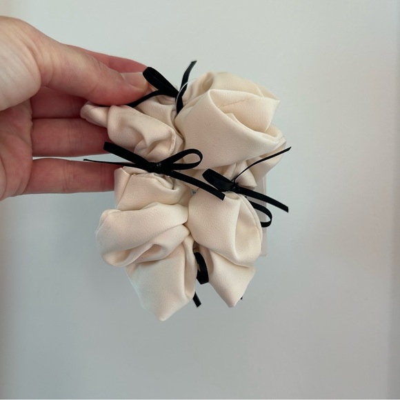 NWT H&M Cream Bow Decorated Scrunchie - Picture 3 of 5